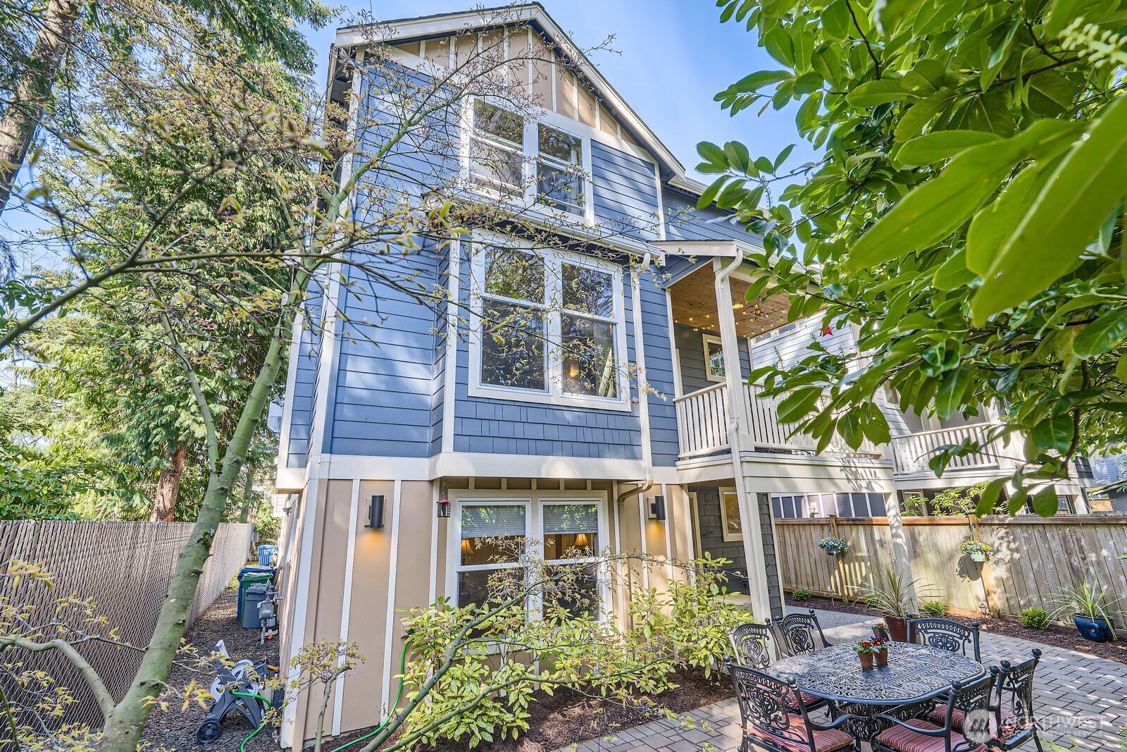 11740 Burke Avenue North Seattle, WA 98133 - Photo 4 of 26