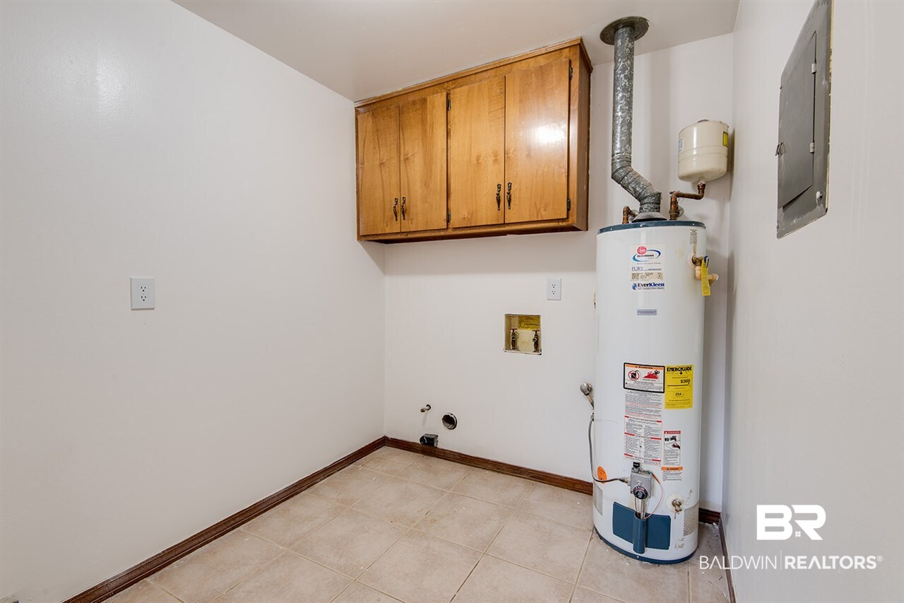 4916 Meredith Court Mobile, AL 36618 - Photo 26 of 32 Laundry Room