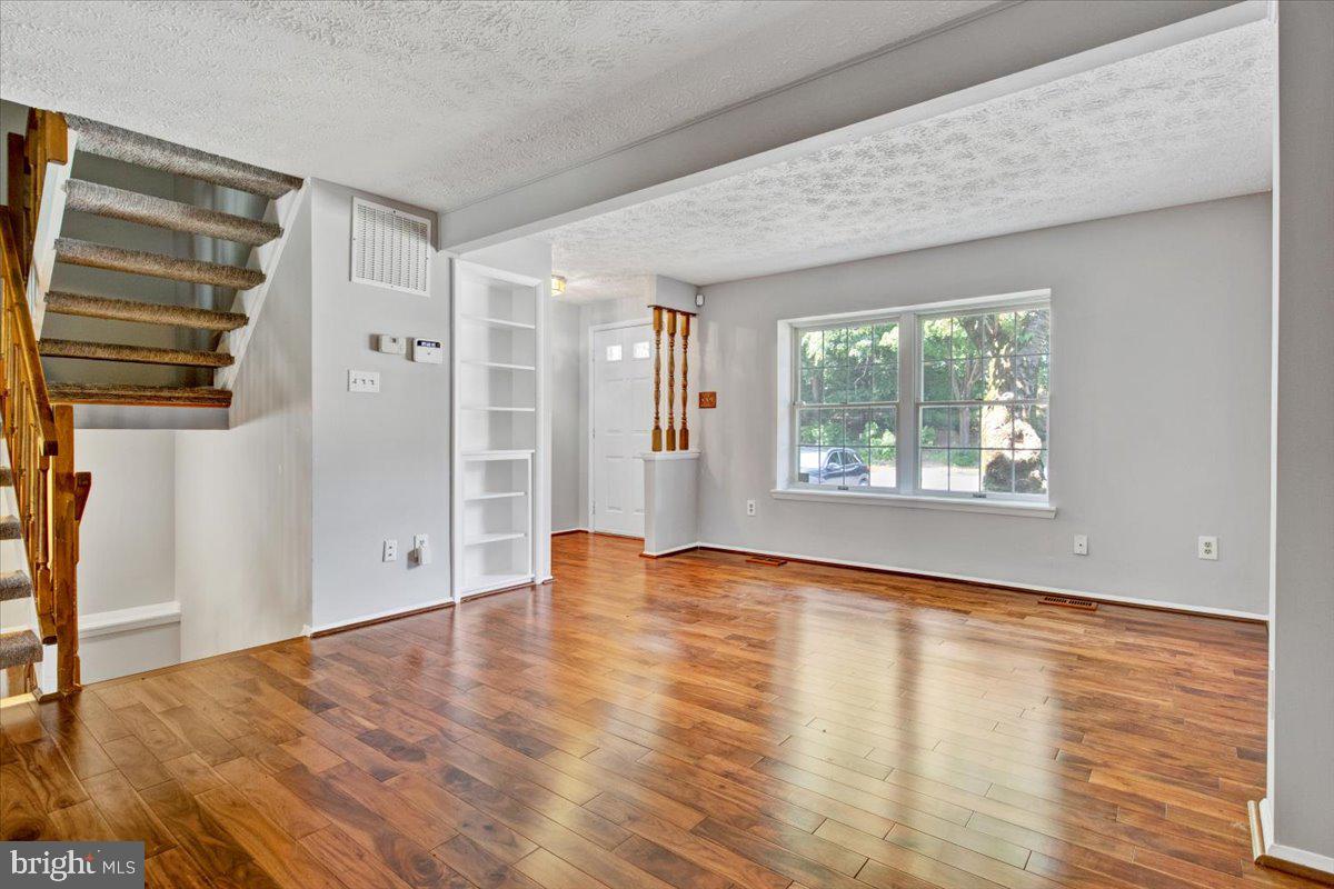 11535 Underoak Court Reston, VA 20191 - Photo 4 of 23 Gallery Image 4