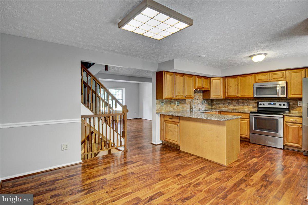 11535 Underoak Court Reston, VA 20191 - Photo 6 of 23 Gallery Image 6
