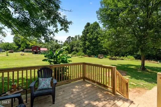 a view of a back yard