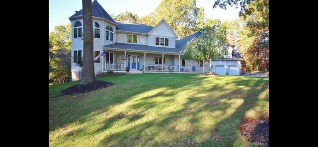 a view of a yard in front of house