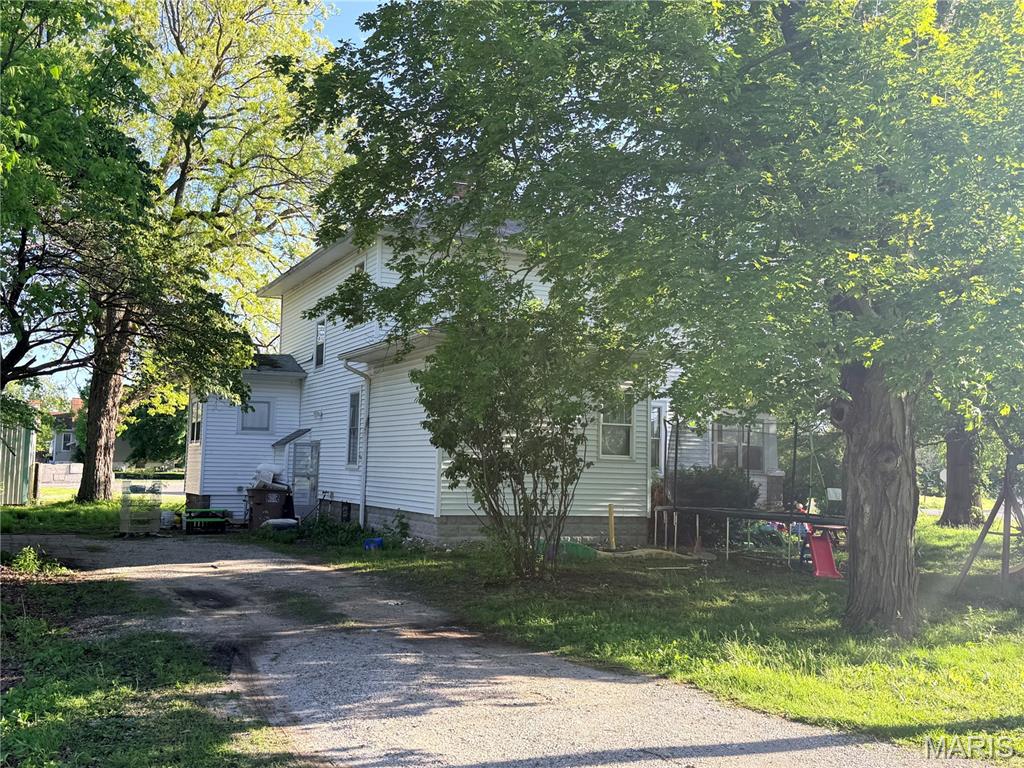 607 Springfield Road Gillespie, IL 62033 - Photo 3 of 32