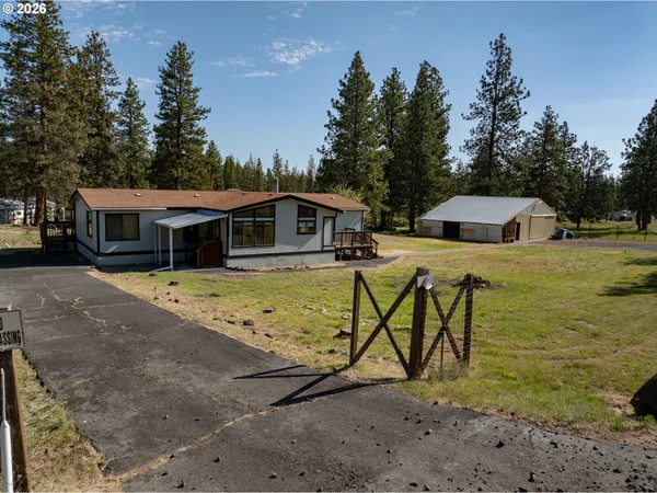 a view of a house with backyard