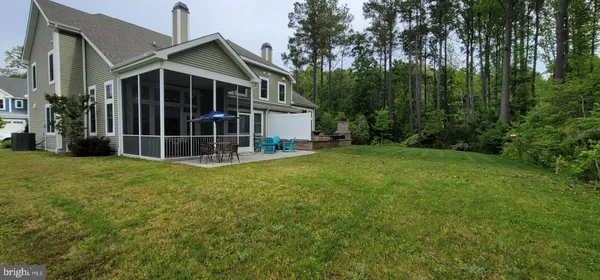 a view of a house with backyard and garden