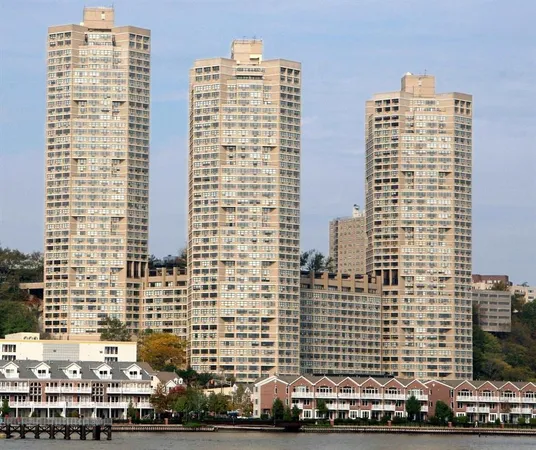 $4,000 | 7004 Boulevard East, Unit 27G, Guttenberg, NJ 07093