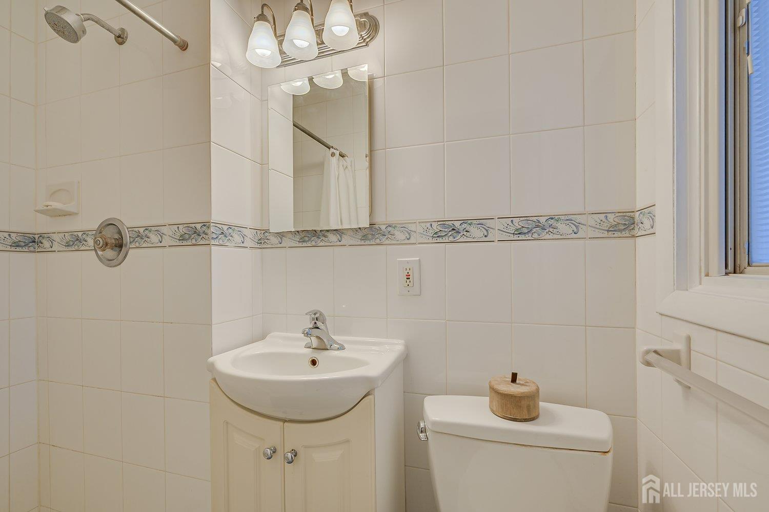 8 Adelphi Court Edison, NJ 08837 - Photo 19 of 36