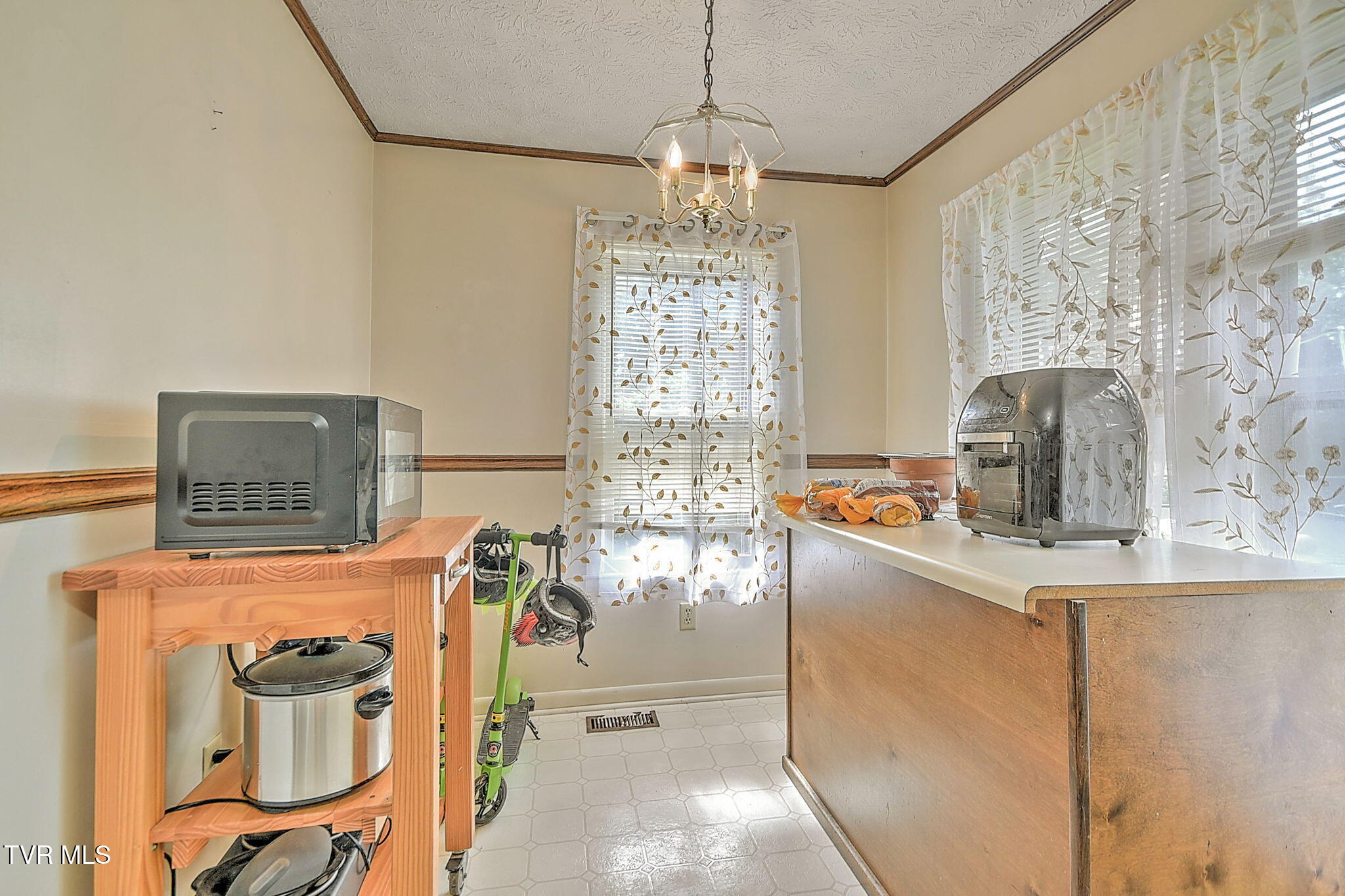 2424 Overlook Road Kingsport, TN 37664 - Photo 7 of 33 7-web-or-mls-2424 Overlook MC-8