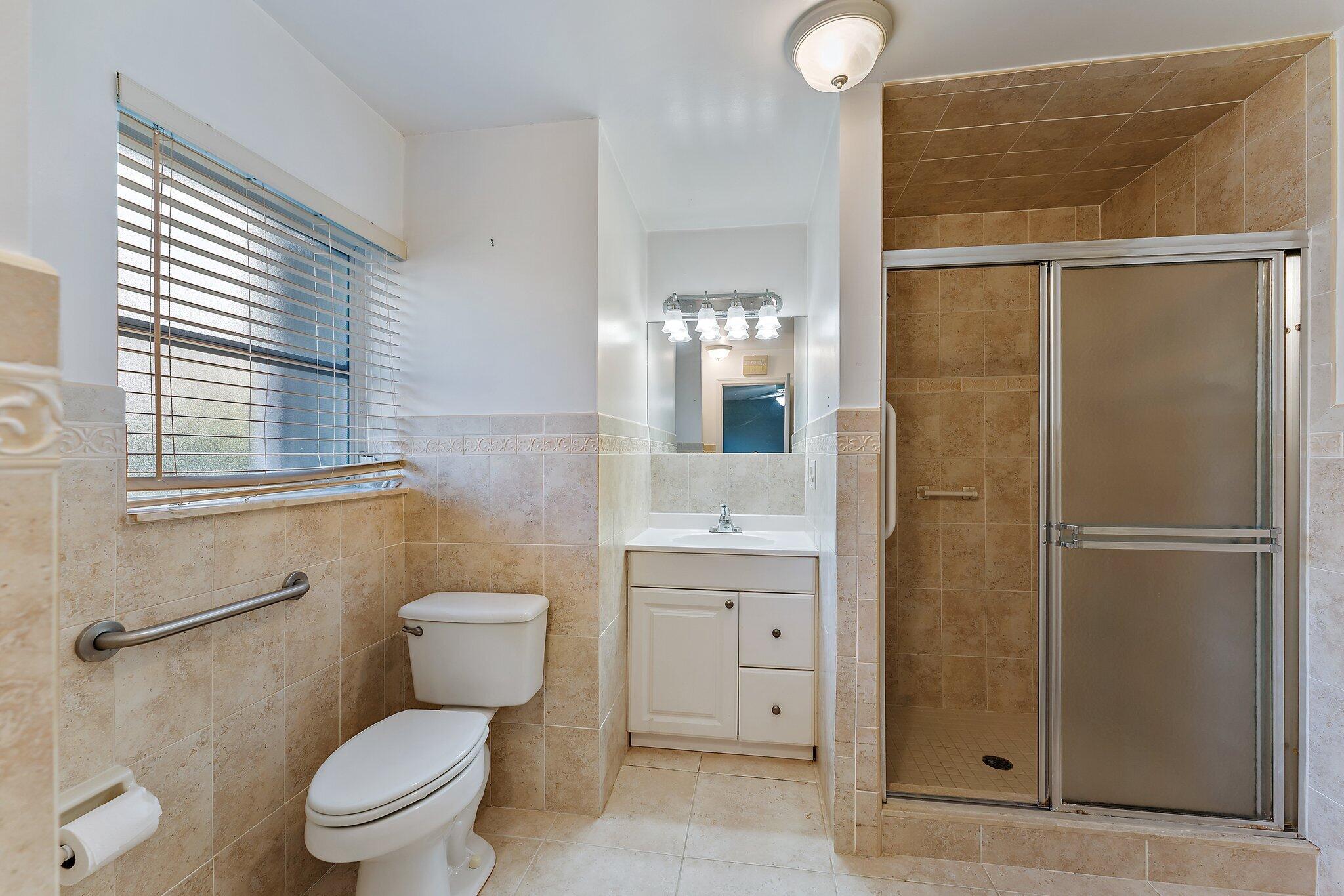 12867 Packwood Road North Palm Beach, FL 33408 - Photo 19 of 30 Guest Bedroom 1 Ensuite Bath