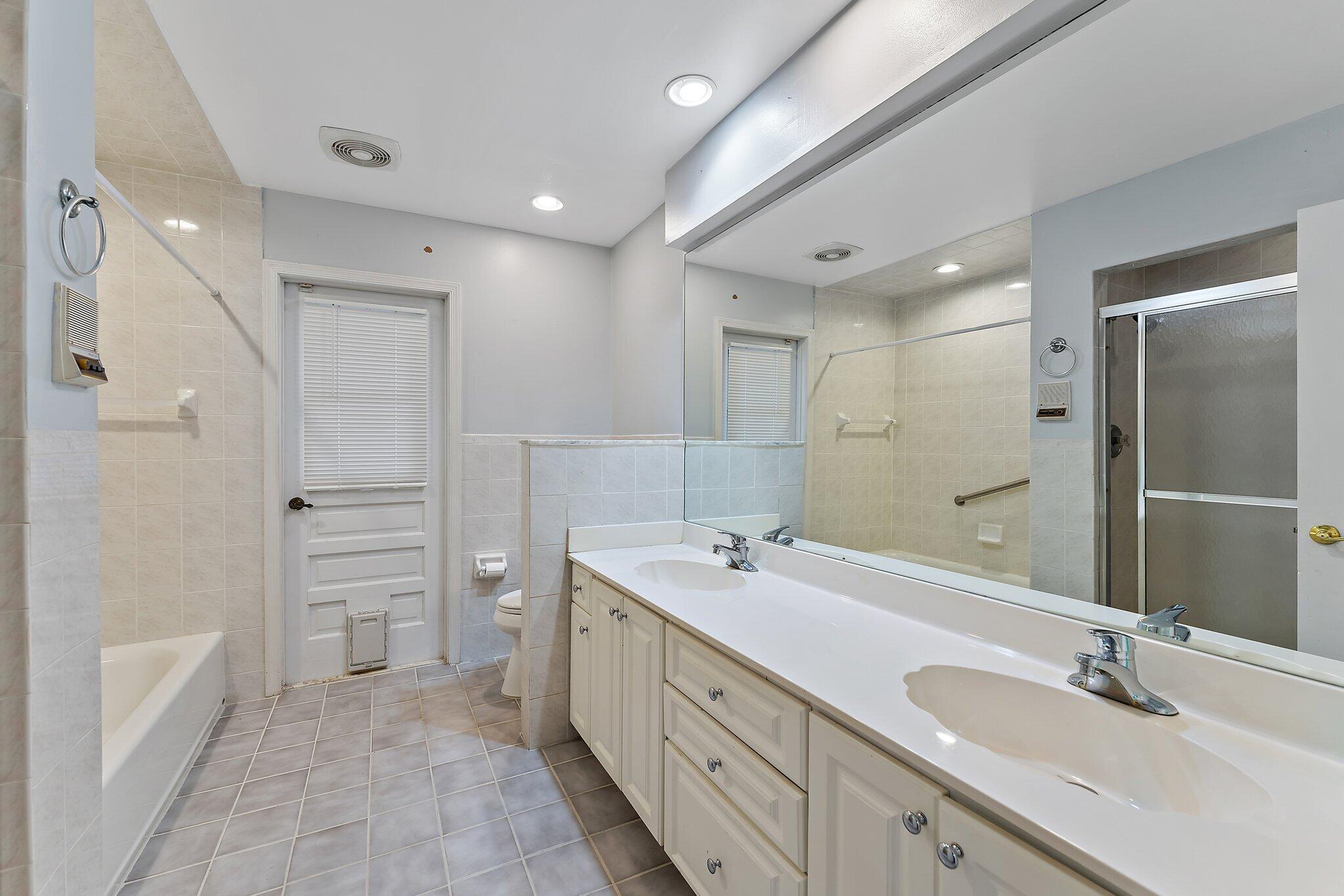 12867 Packwood Road North Palm Beach, FL 33408 - Photo 20 of 30 Guest/Cabana Bath
