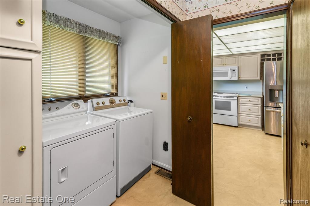 9050 Earhart Road South Lyon, MI 48178 - Photo 7 of 55