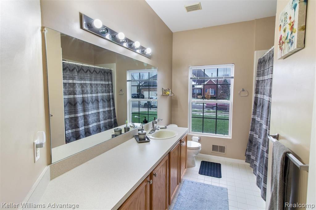 2052 Lagoon Drive Rochester, MI 48309 - Photo 24 of 32