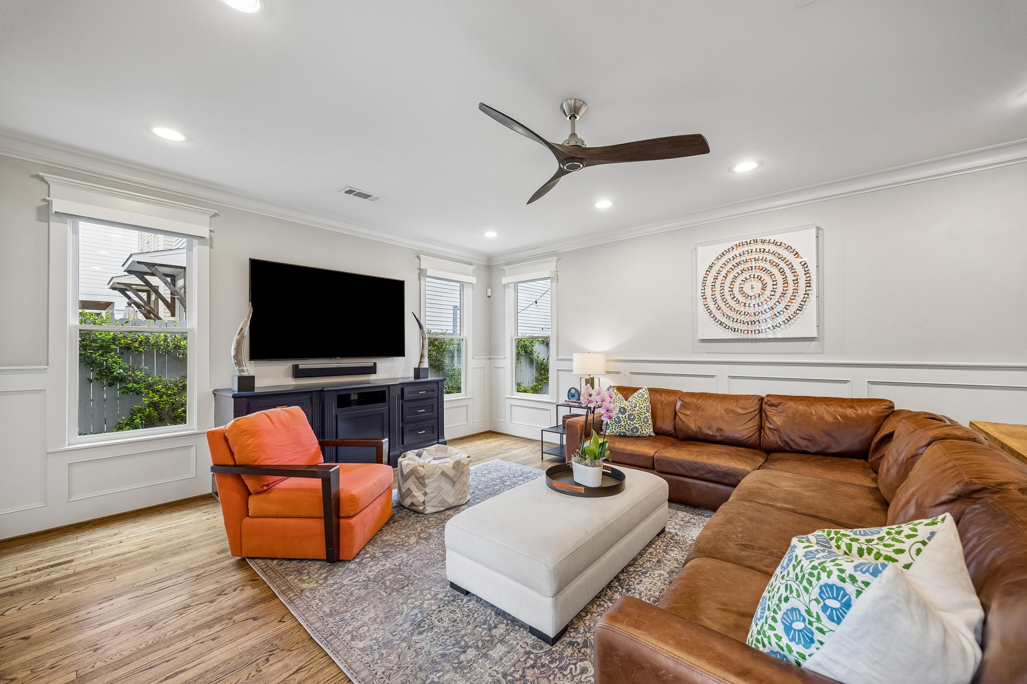 335 West 23rd Street Houston, TX 77008 - Photo 17 of 40 a living room with furniture and a flat screen tv