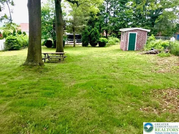 a view of a back yard