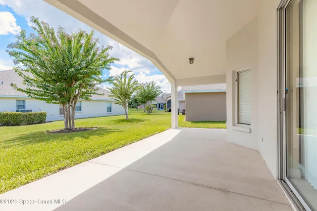 a view of back yard of the house