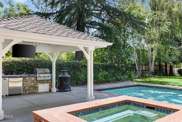 a view of a backyard with small cabin