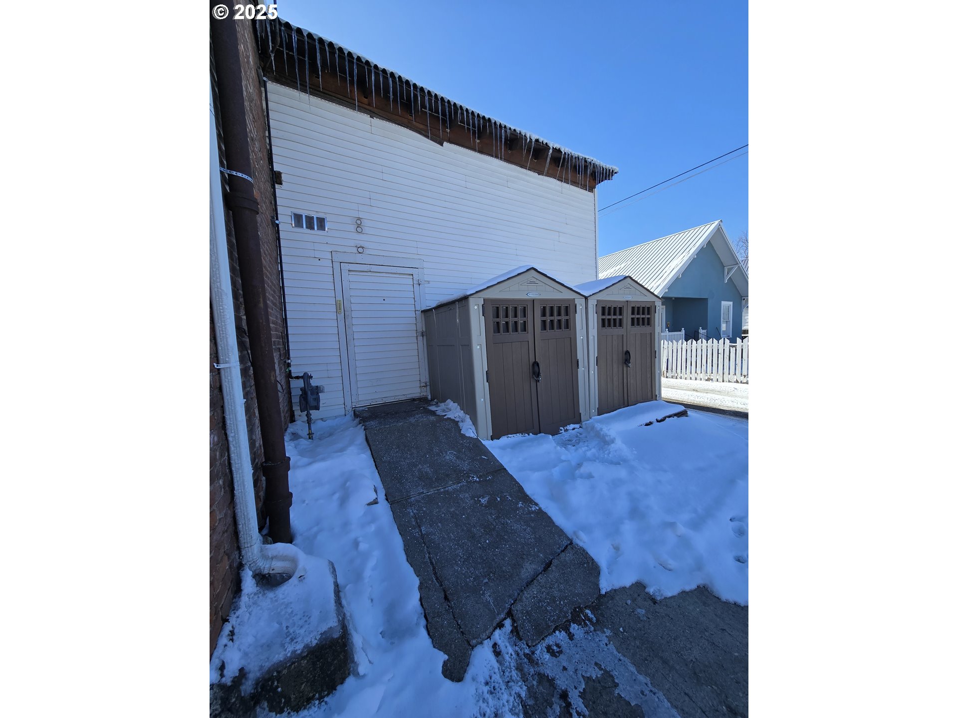 206 South Main Street Union, OR 97883 - Photo 11 of 37 a living room with furniture and a flat screen tv