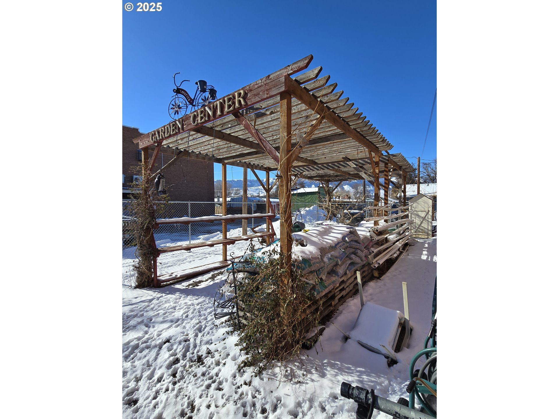 206 South Main Street Union, OR 97883 - Photo 18 of 37 a view of a balcony with chairs