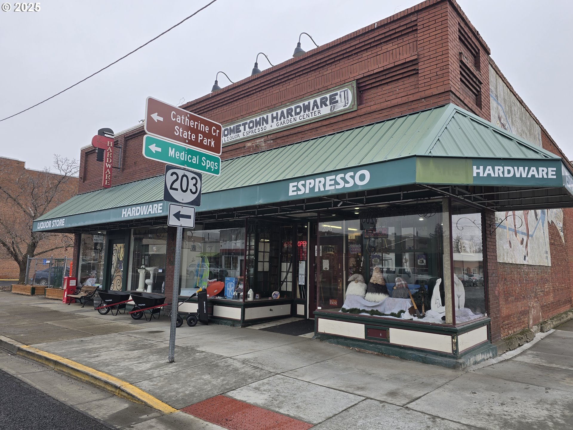 206 South Main Street Union, OR 97883 - Photo 2 of 37 a view of a shop on the street