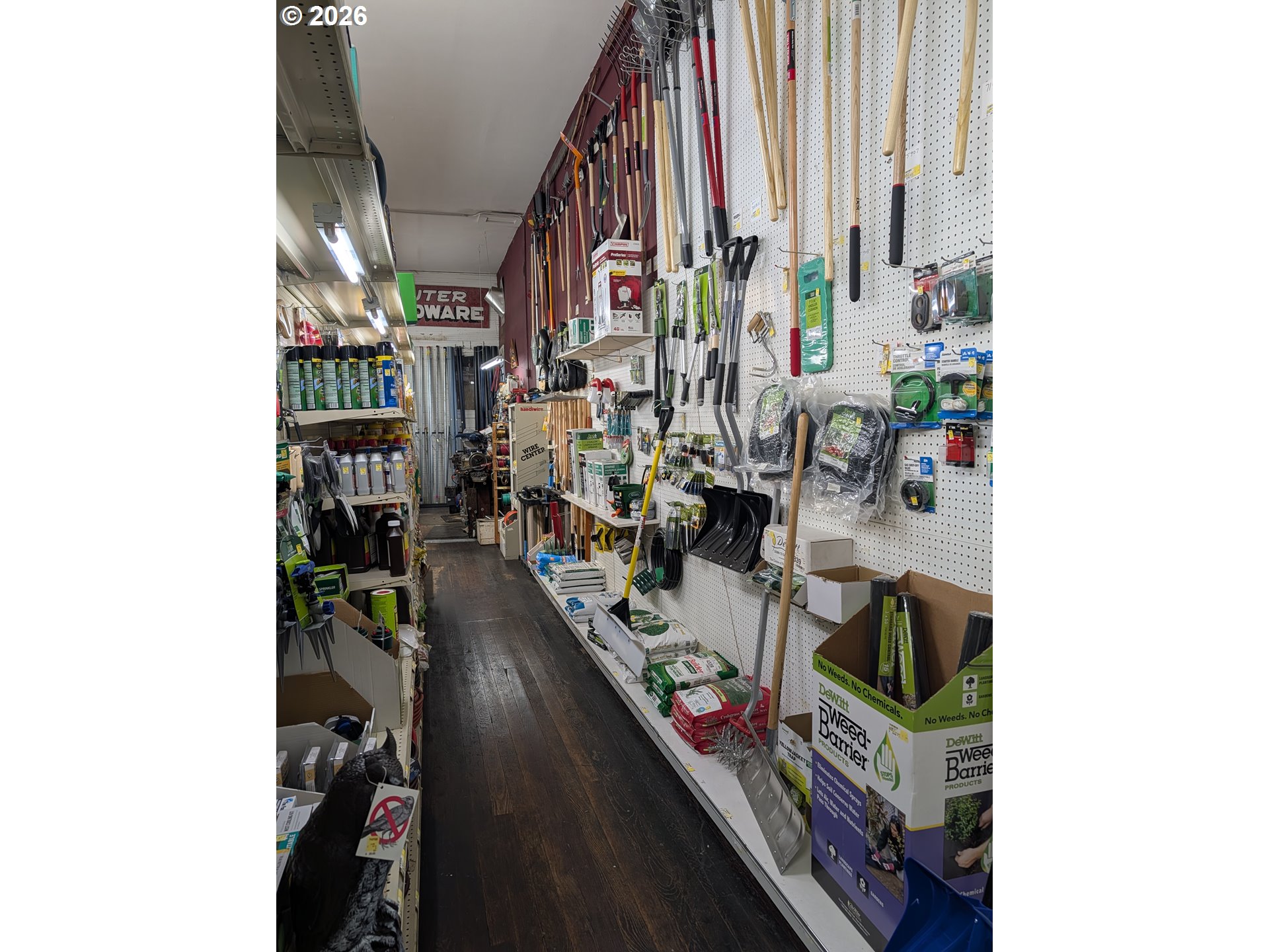 206 South Main Street Union, OR 97883 - Photo 25 of 37 a city room with lots of different colored cloths