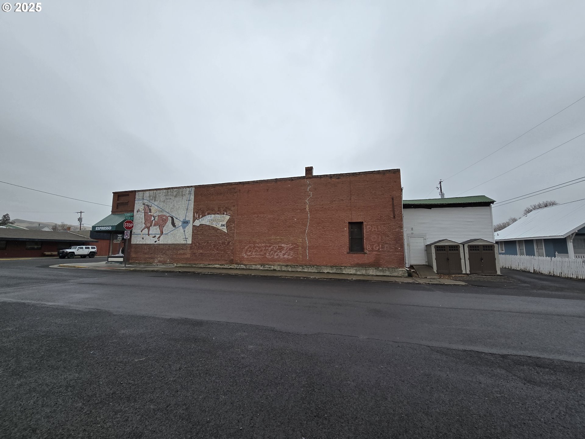 206 South Main Street Union, OR 97883 - Photo 4 of 37 a living room with a couch