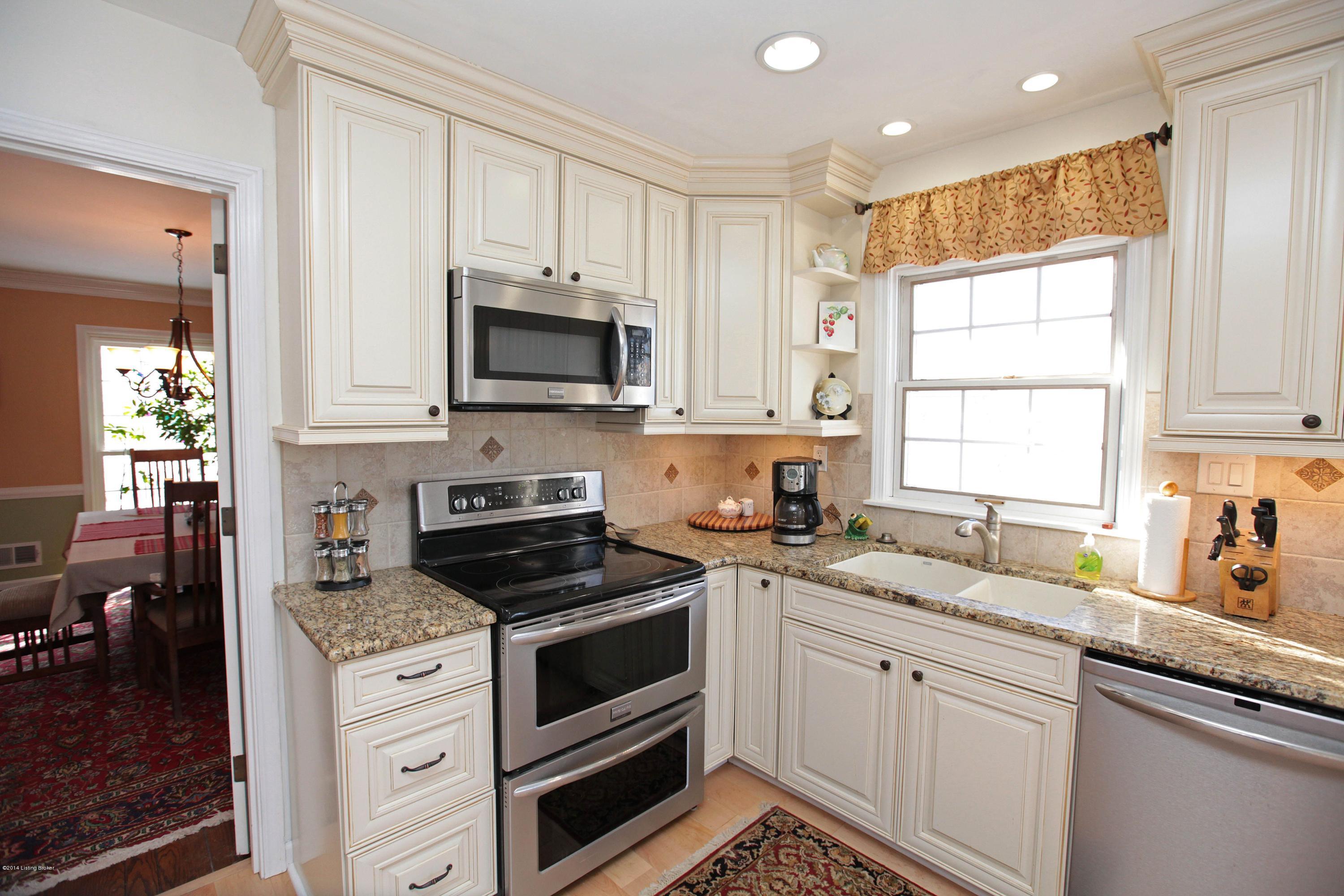 4 Lincoln Run Road Louisville, KY 40245 - Photo 12 of 36 Close-up view of one kitchen corner.