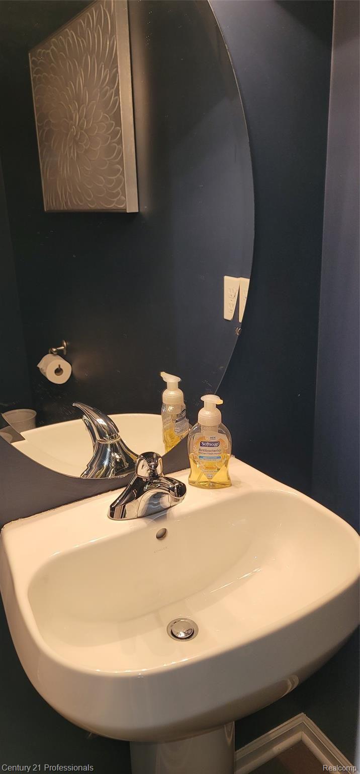 699 West Bluff Court Rochester, MI 48307 - Photo 18 of 42 Half Bath