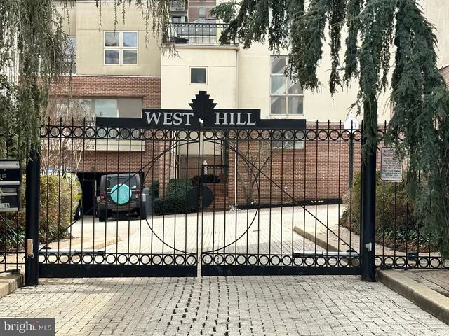 a view of entryway with wooden fence