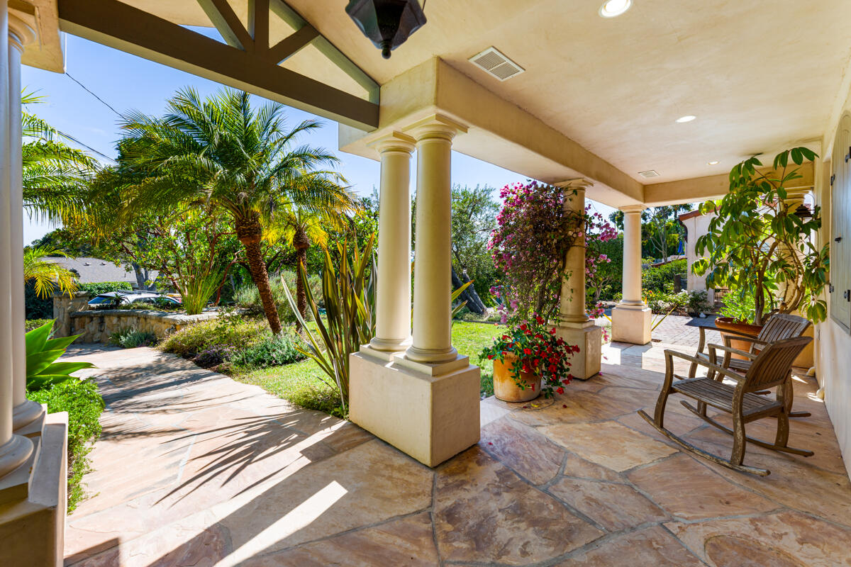 637 East Micheltorena Street Santa Barbara, CA 93103 - Photo 5 of 48 _ROY9477