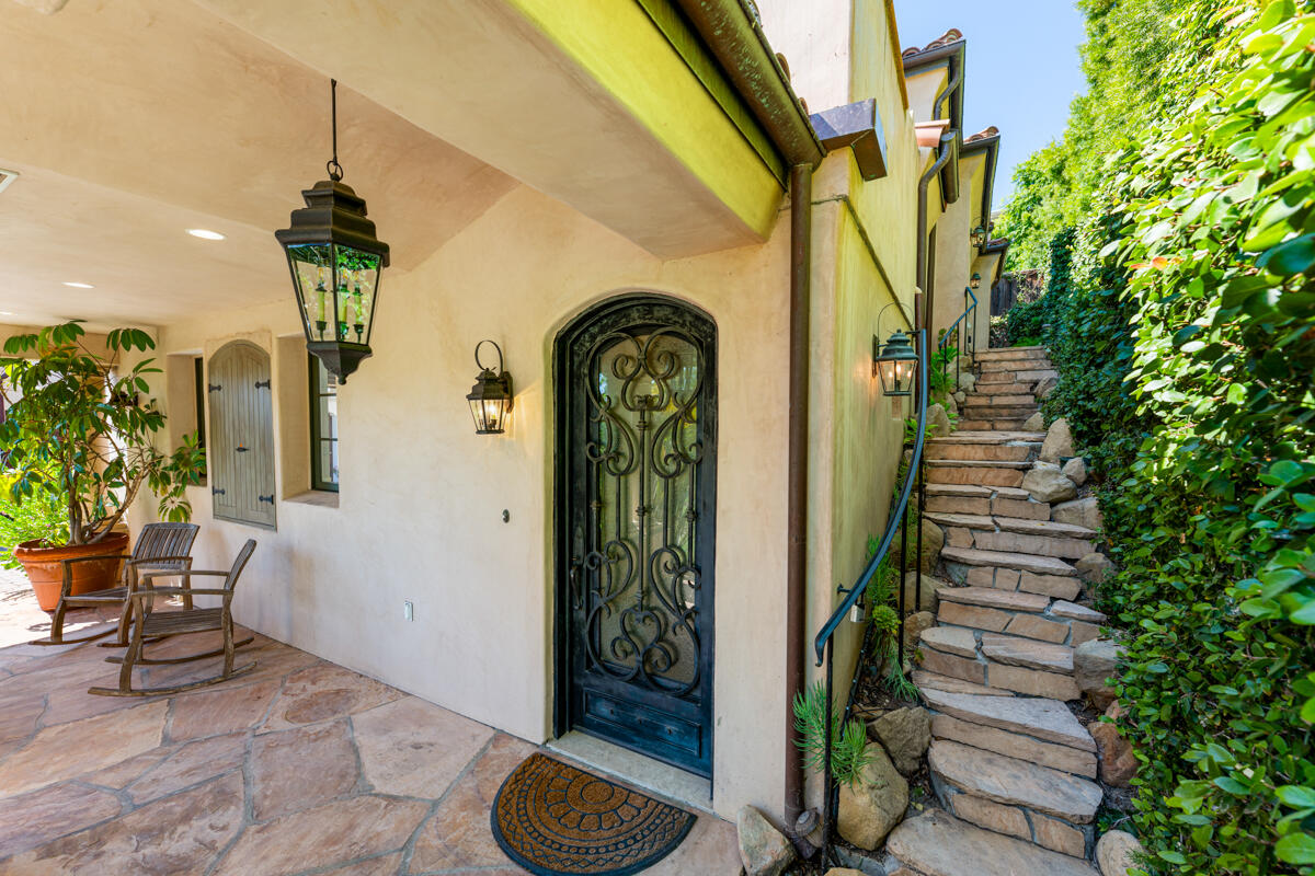 637 East Micheltorena Street Santa Barbara, CA 93103 - Photo 6 of 48 _ROY9471