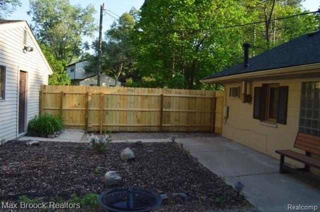 23862 Berg Road Southfield, MI 48033 - Photo 55 of 69 Partial Yard.jpg