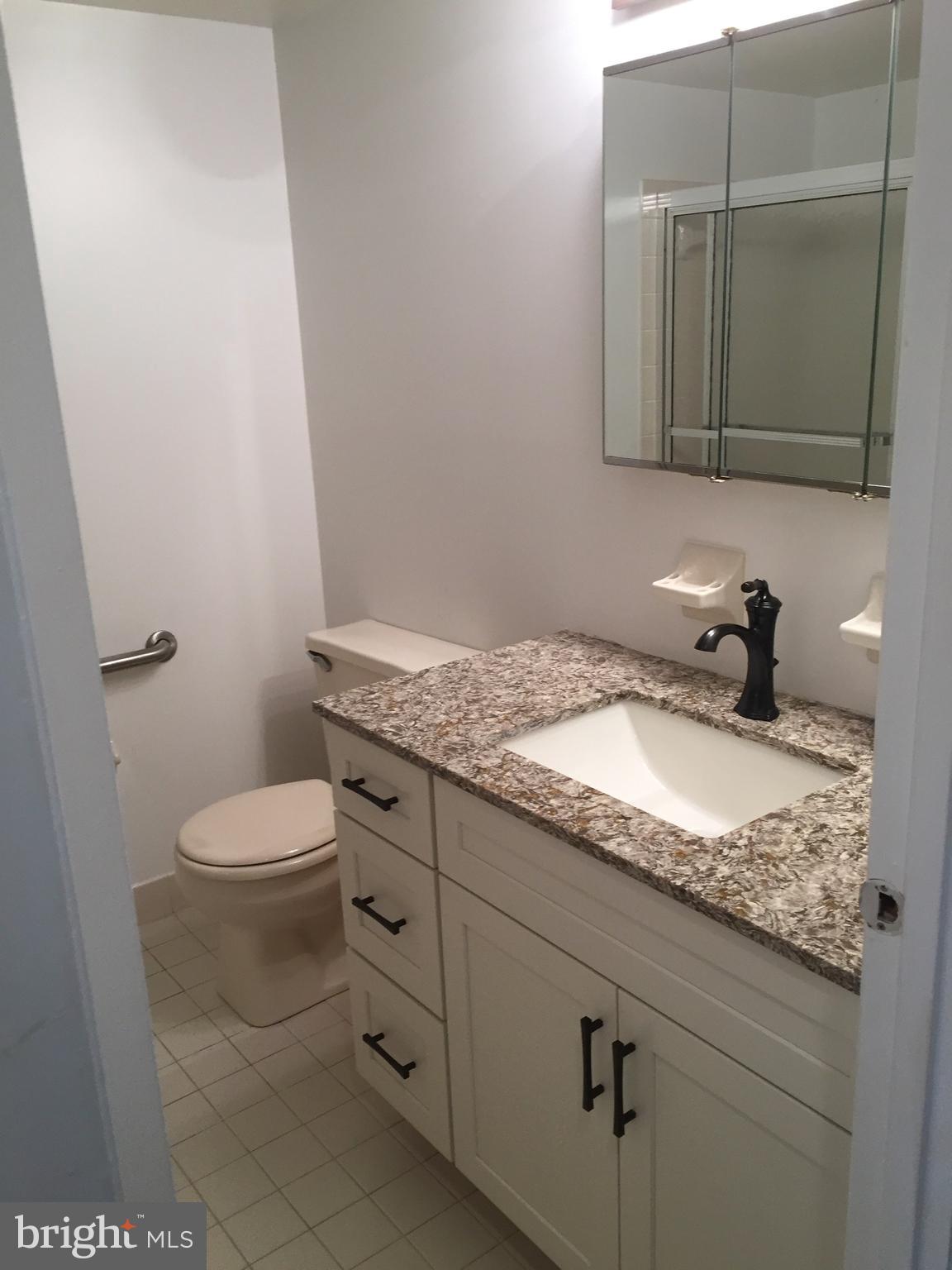 10113 Verree Road, Unit B5 Philadelphia, PA 19116 - Photo 11 of 26 Hall Bathroom (has shower/tub)