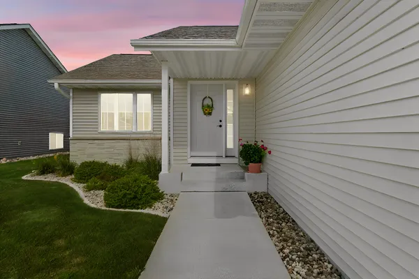 $400,000 | 2004 Bluestem Drive, Mankato, MN 56001