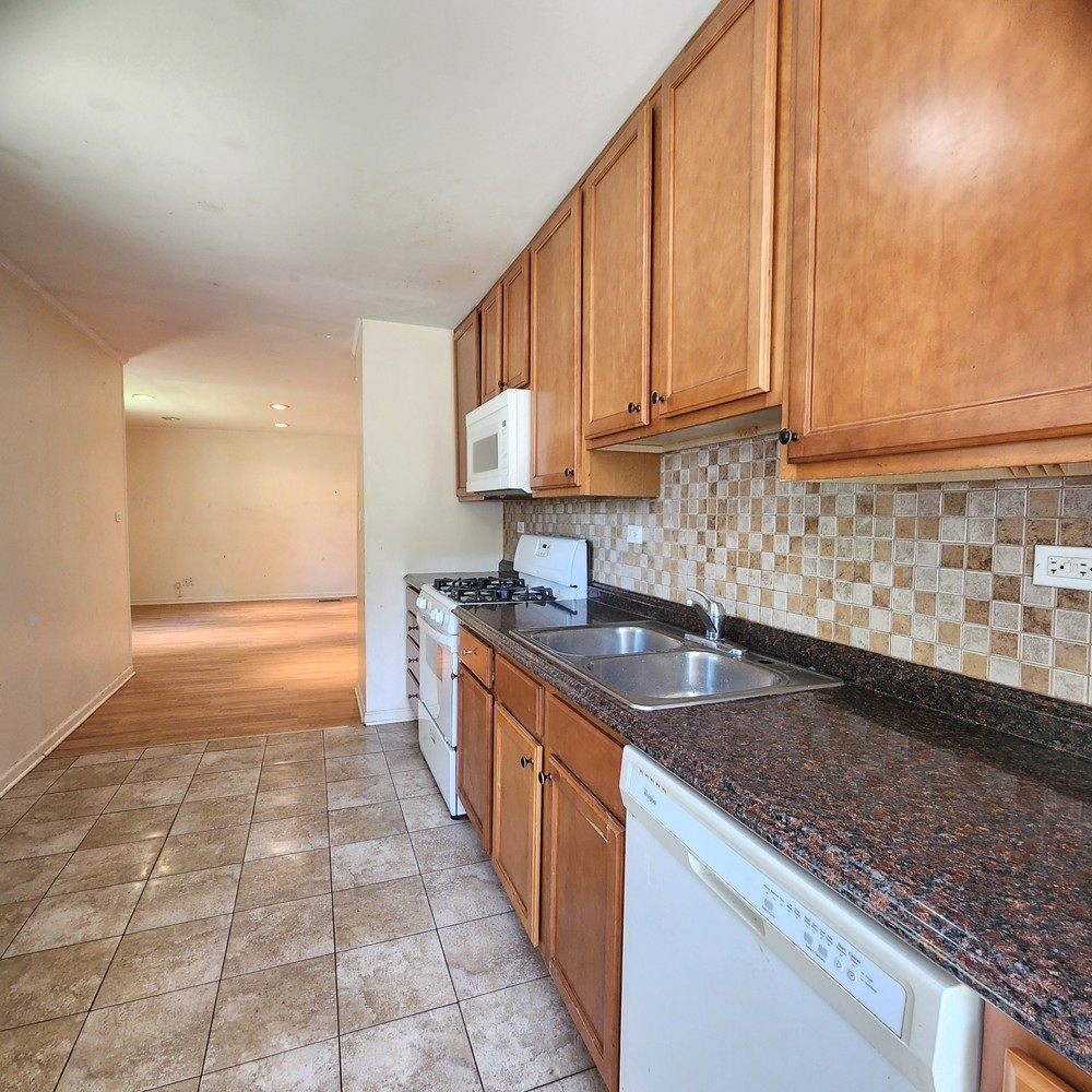 245 East Dennis Road Wheeling, IL 60090 - Photo 3 of 11