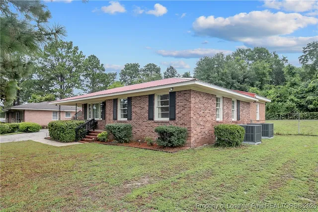 a view of backyard of the house