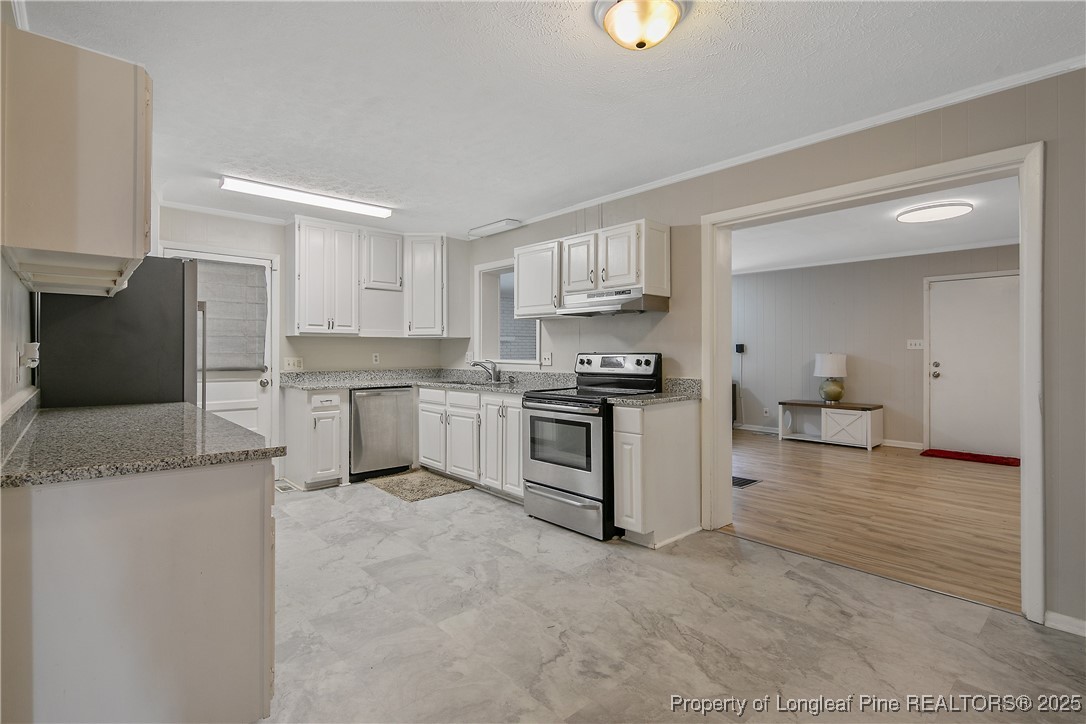 4914 Pinewood Drive Hope Mills, NC 28348 - Photo 2 of 36