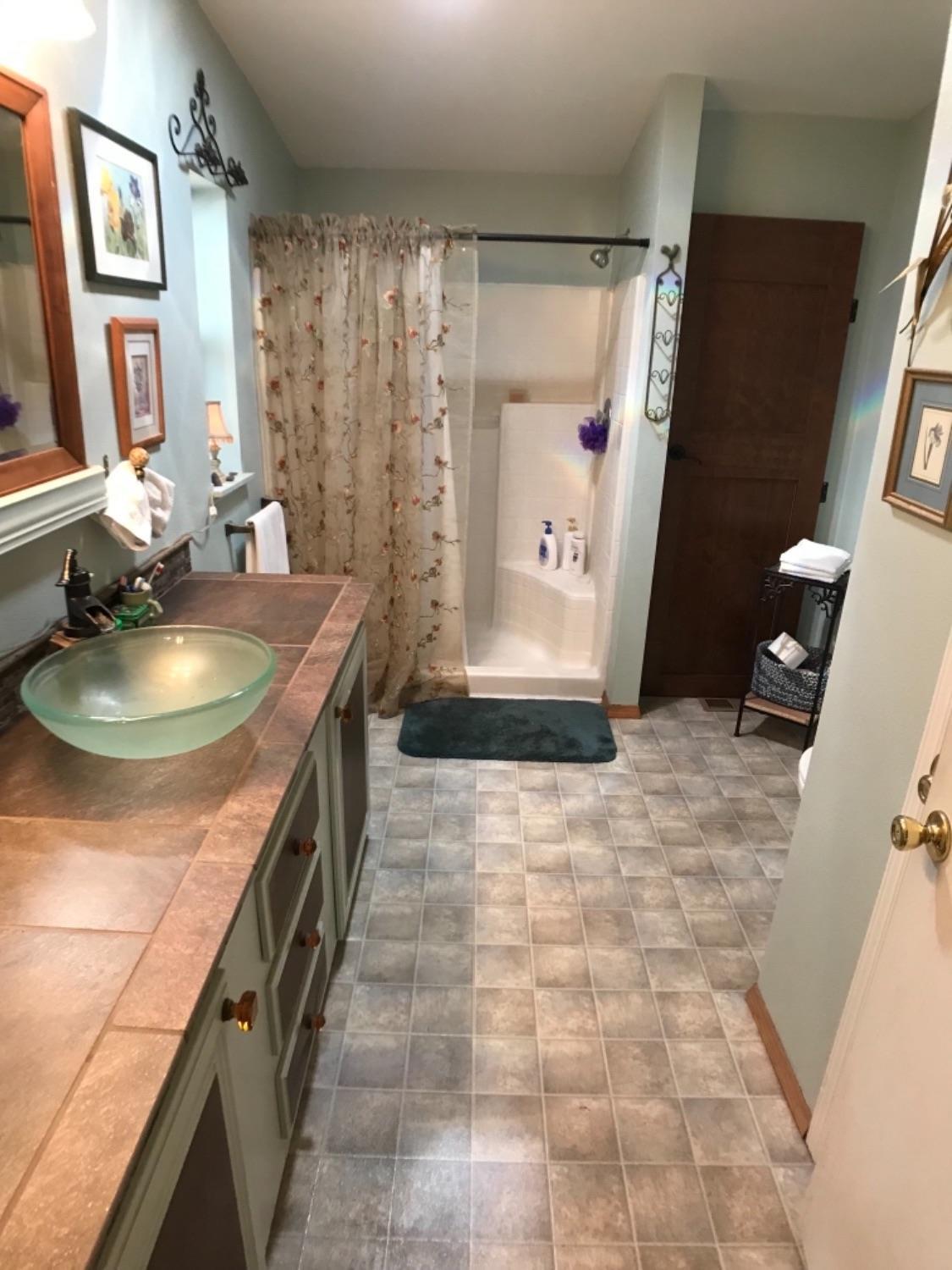 289 Drake Road Shady Cove, OR 97539 - Photo 28 of 32 En Suite Master Bath
