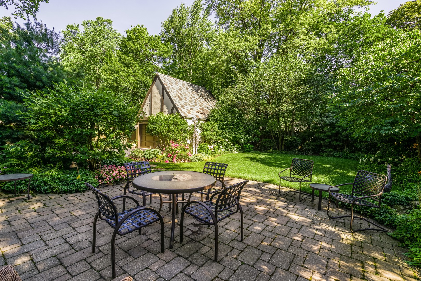 107 Robsart Road Kenilworth, IL 60043 - Photo 22 of 33 a view of a chair and table in backyard