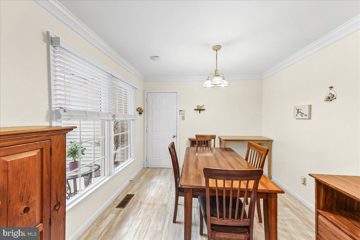 402 Sumner Way West Chester, PA 19382 - Photo 14 of 33 Eat-in kitchen with window to front entrance