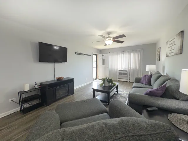 $210,000 | 1313 Rebecca Road, Unit 118, Lombard, IL 60148