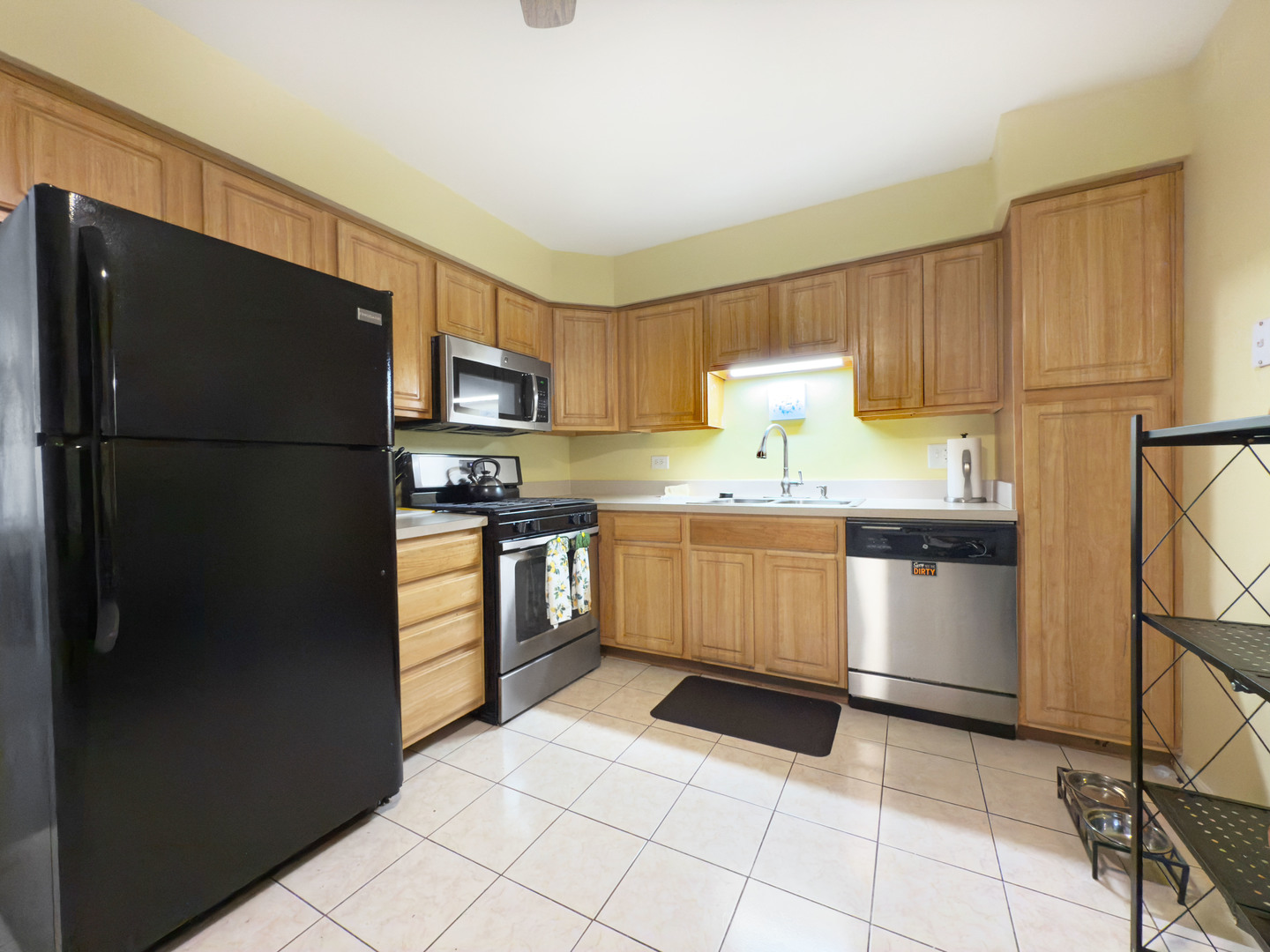 1313 Rebecca Road, Unit 118 Lombard, IL 60148 - Photo 8 of 19 a kitchen with granite countertop a refrigerator stove top oven and sink