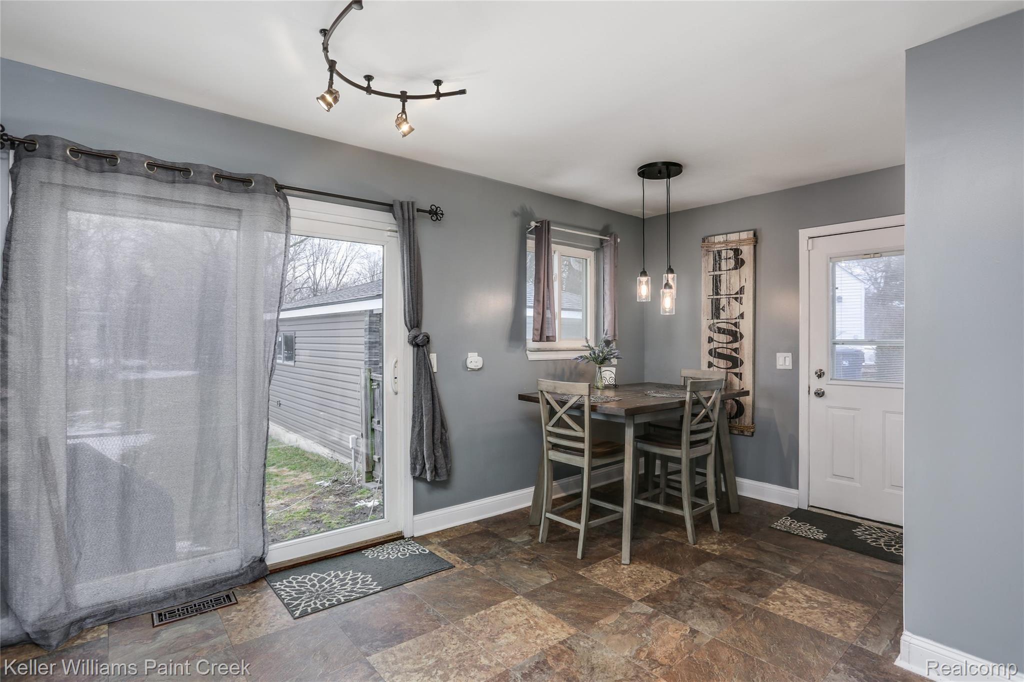 47885 Shelby Road Utica, MI 48317 - Photo 10 of 19 Dining area