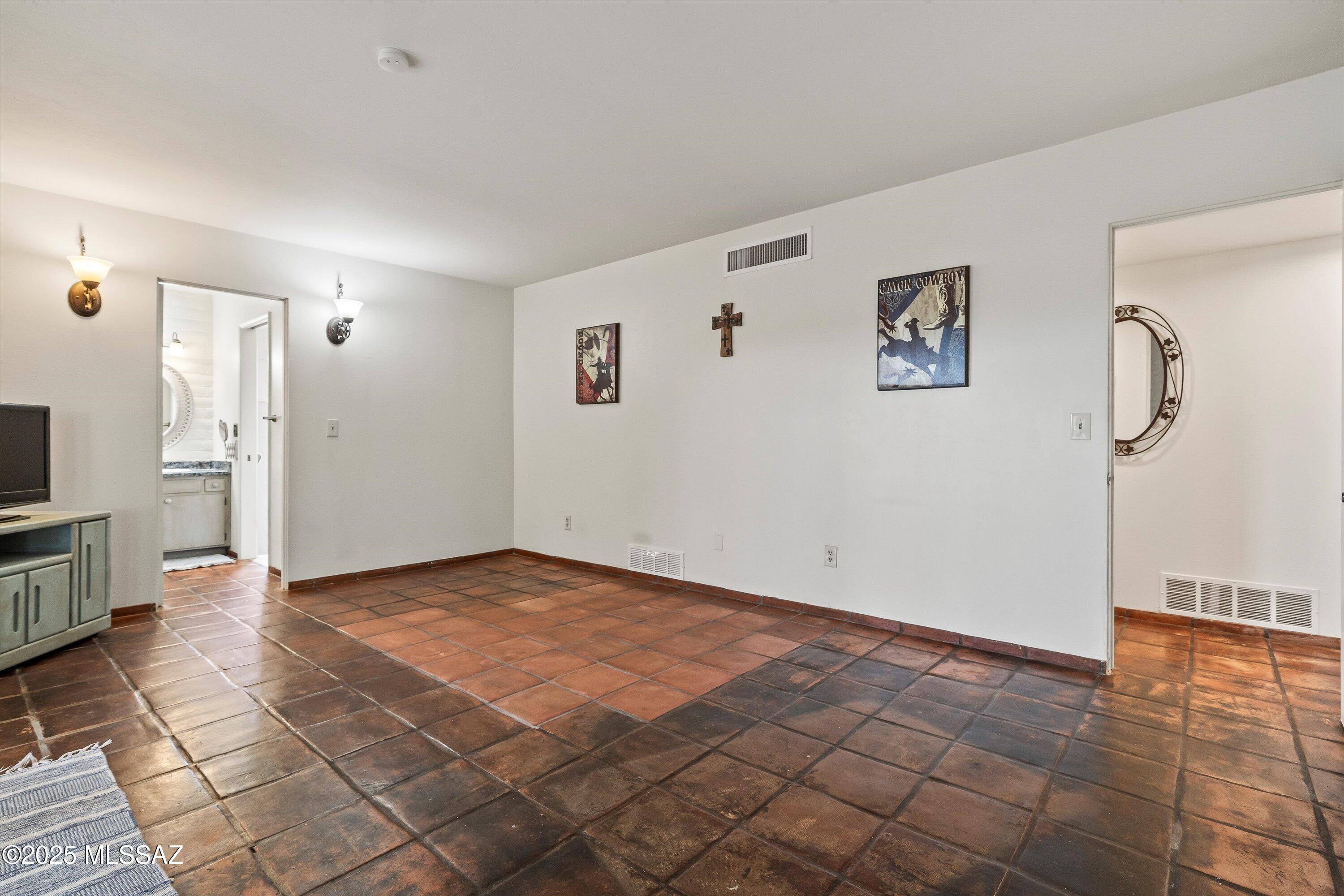 1601 West Sunset Road Tucson, AZ 85704 - Photo 19 of 47 19-Primary Bedroom