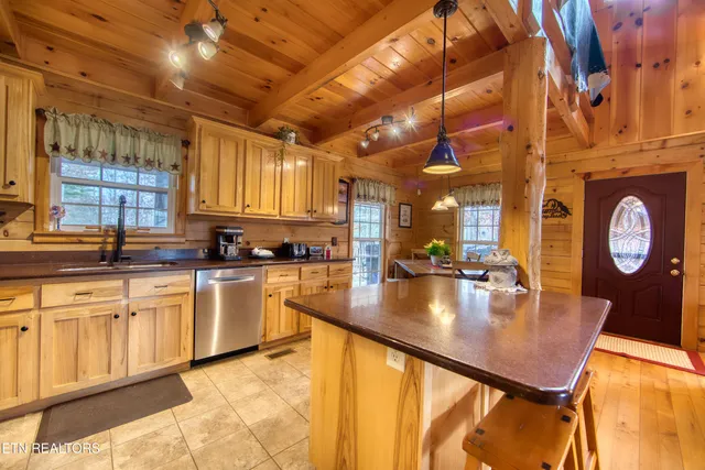 $639,000 | 250 Briar Point Road, Allardt, TN 38504