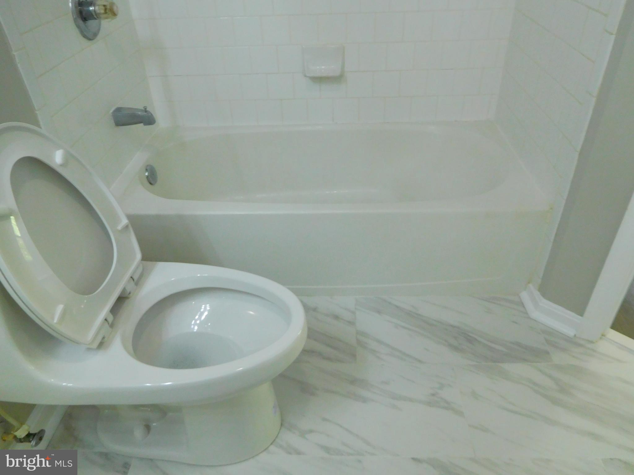 9900 Doubletree Lane Bowie, MD 20721 - Photo 14 of 18 a bathroom with a toilet and bathtub