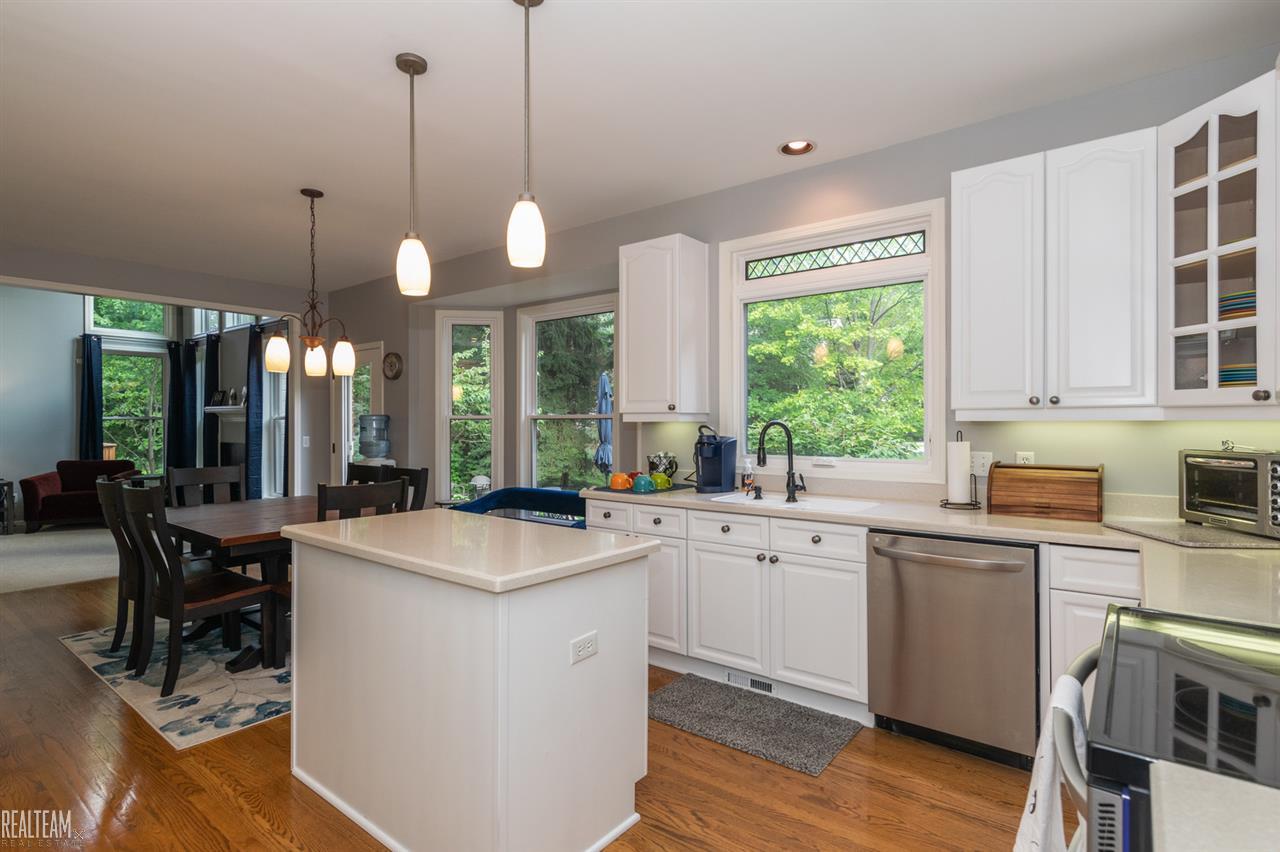 1052 Chesapeake Rochester, MI 48307 - Photo 18 of 54 31358980-19.JPG