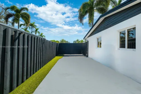 $885,000 | 10025 Southwest 83rd Street, Miami, FL 33173