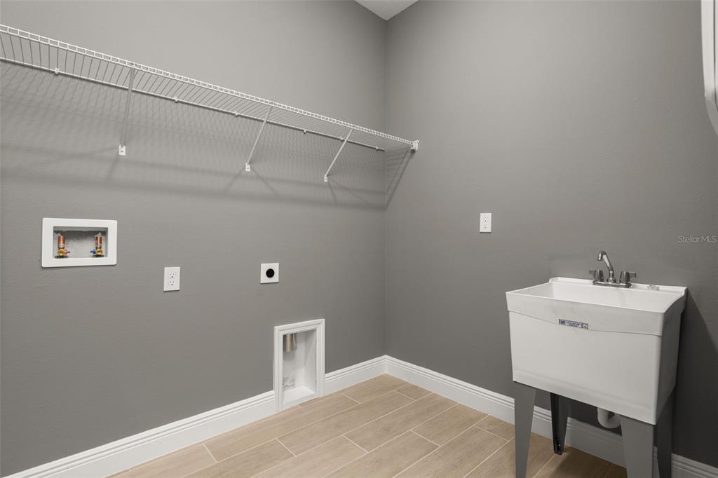 985 Fiesta Key Circle Lady Lake, FL 32159 - Photo 22 of 34 a workspace with furniture and window