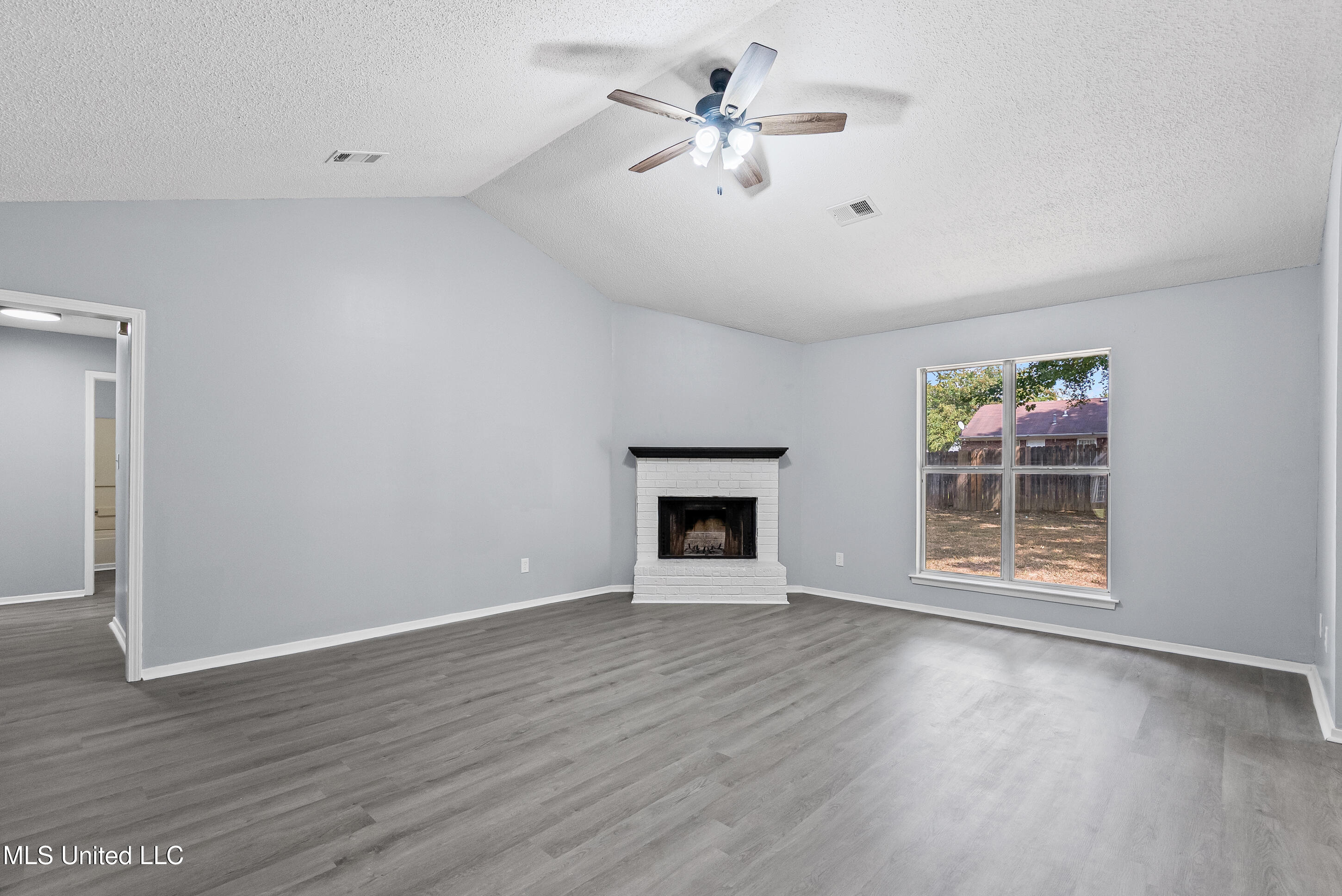 111 Floyd Circle Senatobia, MS 38668 - Photo 3 of 17 dsc02623