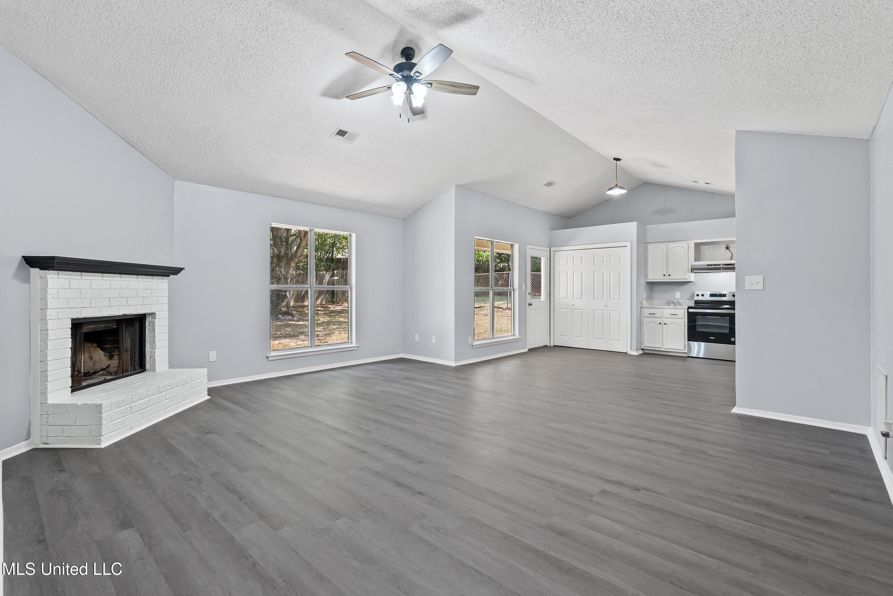 111 Floyd Circle Senatobia, MS 38668 - Photo 5 of 17 dsc02639